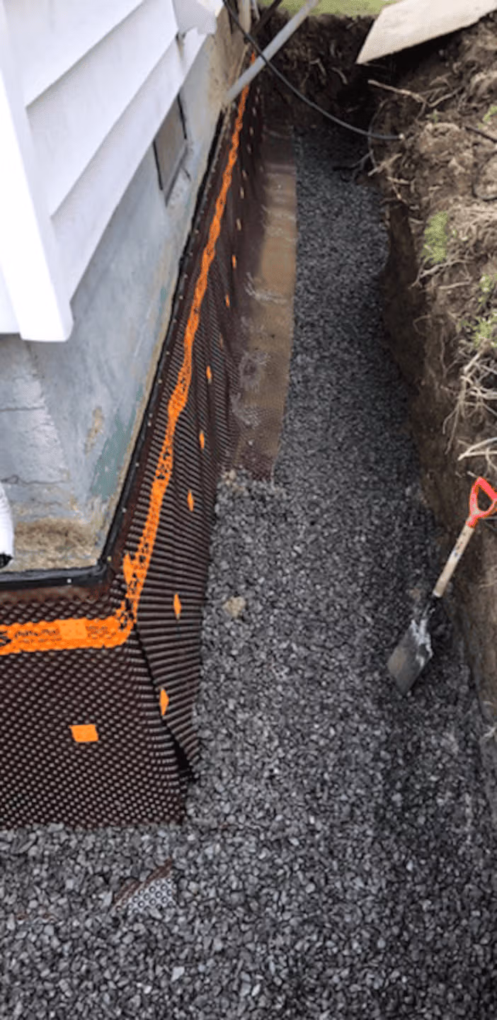 Installation de membrane d'étanchéité et drain français