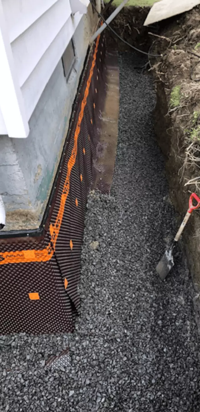Installation de membrane d'étanchéité et drain français